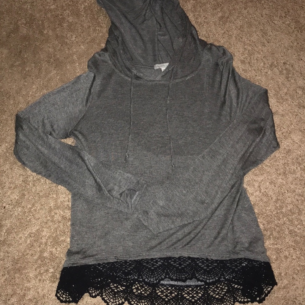 T-shirt hoodie with lace at the bottoms
